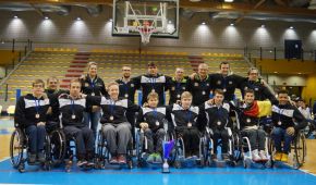 Teamfoto der U22-Nationalmannschaft Rollstuhlbasketballnach dem Gewinn der Bronzemedaille