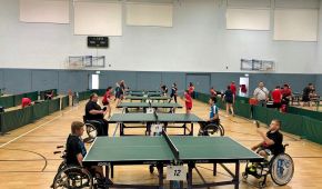 Para Tischtennisspieler an den Tischen bei den 4. Handicap Open