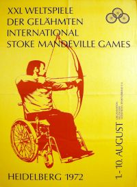 Plakat der Inrernational Stoke Mandeville Games 1972 in Heidelberg, im Zentrum ist ein Bogenschütze, der im Rollstuhl sitzt