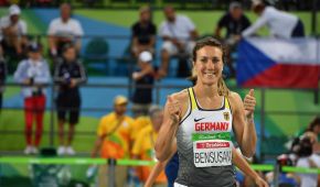 Daumen hoch: Irmgard Bensusan nach ihrer zweiten Medaille ©Ralf Kuckuck/DBS