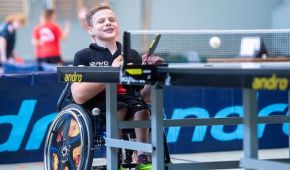 Tischtennisspieler im Rollstuhl