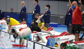 Josia Topf beim Kopfsprung