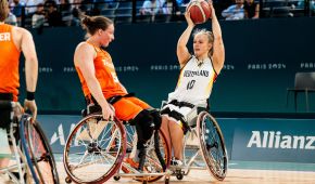 Lisa Bergenthal im Zweikampf mit ihrer Gegnerin