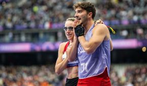 Katrin Müller-Rottgardt und Noel Fiener gucken ungläubig und glücklich über ihre Medaille.