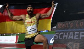 Léon Schäfer jubelt mit Deutschland-Fahne