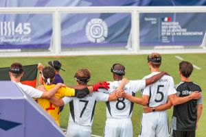 Deutschlands Blindenfußballer bei der Nationalhymne von hinten