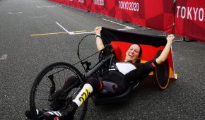 Annika Zeyen mit der Deutschlandfahne in ihrem Handbike