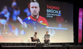 Para Tischtennisspieler Thomas Brüchle gibt ein Interview