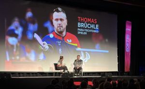 Para Tischtennisspieler Thomas Brüchle gibt ein Interview