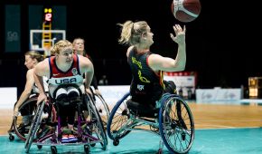 Catharina Weiß verliert den Ball im Duell mit der US-Amerikanerin