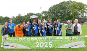 Das Siegerteam FC Internationale BWB jubelt mit Medaillen und Meisterschale