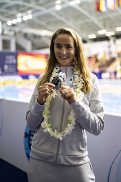 Elena Semechin zeigt ihre Silbermedaille