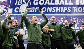Michael Feistle schwenkt jubelnd den Pokal über seinem Kopf