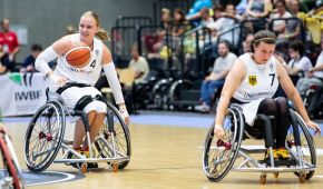 Mareike Miller prellt den Basketball neben ihrem Rollstuhl auf