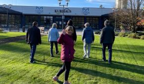 Gruppe beim Rehasport im Freien
