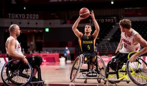 Nico Dreimüller beim Wurf setzt im Spiel gegen Kanda zum Wurf an