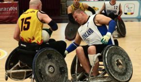 Zwei Männer beim Rollstuhl-Rugby