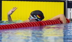 Tanja Scholz im Wasser beim Brustschwimmen