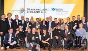 Gruppenfoto: Nominierte, Preisträger, Laudatoren, Jurymitglieder © Wolfgang Bellwinkel / DGUV