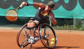 Katharina Krüger beim Aufschlag