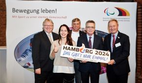 Werbung für Hamburg 2024 mit Innenminister Thomas de Maizière (2. von r.), Mathias Arnold (l.) und Friedhelm Julius Beucher (r.) beim Parlamentarischen Abend in Berlin © picture alliance/DBS
