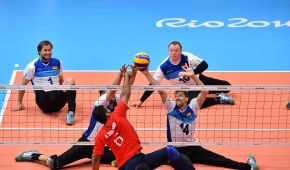 Umkämpfte Spielszene beim Sitzvolleyball