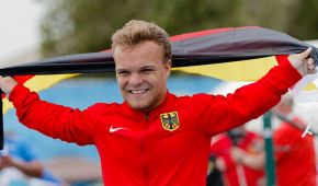 Niko Kappel mit der deutschen Fahne um die Schulter