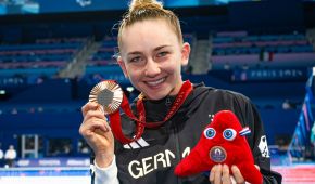 Mira Jeanne Maack freut sich über ihre Bronzemedaille