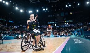 Rollstuhlbasketballerin Mareike Miller klatscht auf dem Spielfeld bei den Paralympics dem Publikum zu.