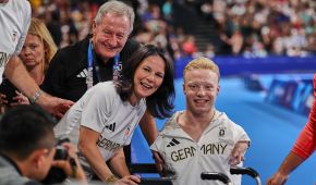 Die Bundesaußenministerin Annalena Baerbock ist die erste Gratulantin beim Silber von Josia Topf auf den 50 Meter Rücken