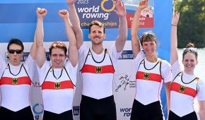 Der deutsche Mixed-Vierer mit Steuerfrau freut sich bei der Siegerehrung