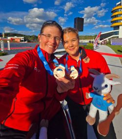 Anja Adler und Felicia Laberer beim gemeinsamen Selfie nach der Siegerehrung