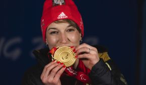 Anna-Lena Forster küsst ihre Goldmedaille