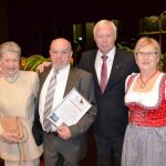 Dagmar und Friedrich Kampmann bekommen Ehrenurkunde für Engagement überreicht