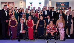 Paralympische Athlet*innen beim Ball des Sports
