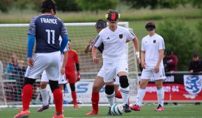Ein Spieler der Blindenfußball-Nationalmannscaft dribbelt mit dem Ball