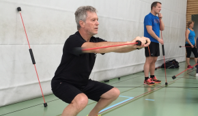 Herr mit Flexibar beim Sport