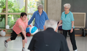 Sportrehagruppe bei einer Übung mit einem Ball
