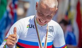 Andrea Eskau zeigt "Daumen hoch" für WM-Gold