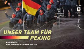 Ein Bild des Team Deutschland Paralympics bei der Eröffnungsfeier in PyeongChang 2018 mit der Aufschrift unser Team für Peking