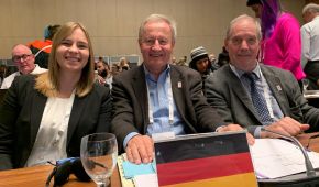 Mareike Miller, Friedhelm Julius Beucher und Karl Quade bei der IPC Generalverammlung
