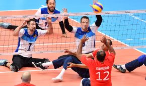 Eine Spielszene beim Sitzvolleyball: Heike Wiesenthal und Jürgen Schrapp im Block