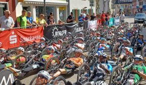Die Handbiker*innen warten an der Startlinie auf den Start des Rennens