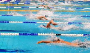 Packende Duelle beim Schwimmen