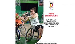 Maya Lindholm kämpft um den Ball