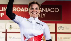 Maike Hausberger mit der Gesamtweltcup-Trophäe