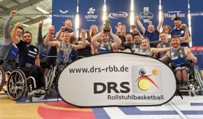Die Rollstuhlbasketballer*innen des RSV Lahn-Dill jubeln mit dem Pokal
