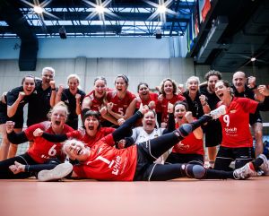Jubelnde Sitzvolleyball-Damen