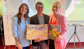 Benedikt Ewald mit den beiden Ulila-Gründerinnen