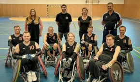 Das deutsche Rollstuhlrugby-Team für die World Games mit den Betreuer*innen